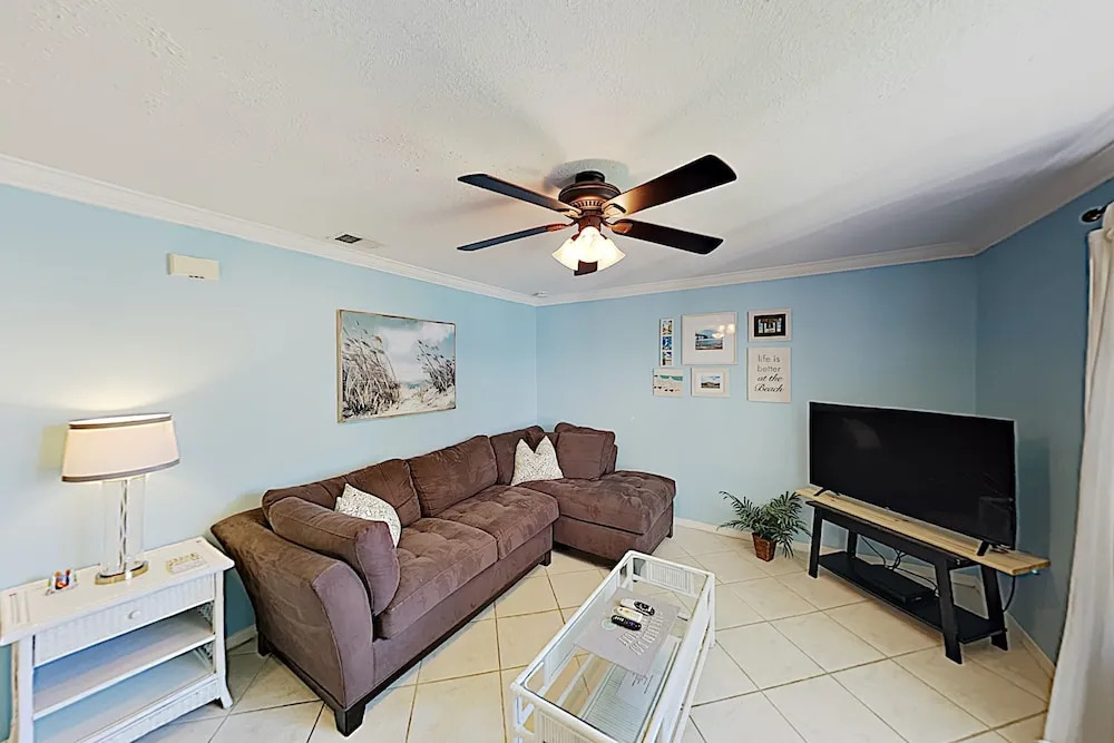Charming W/ Pool - Walk To Beach & Pier 2 Bedroom Condo