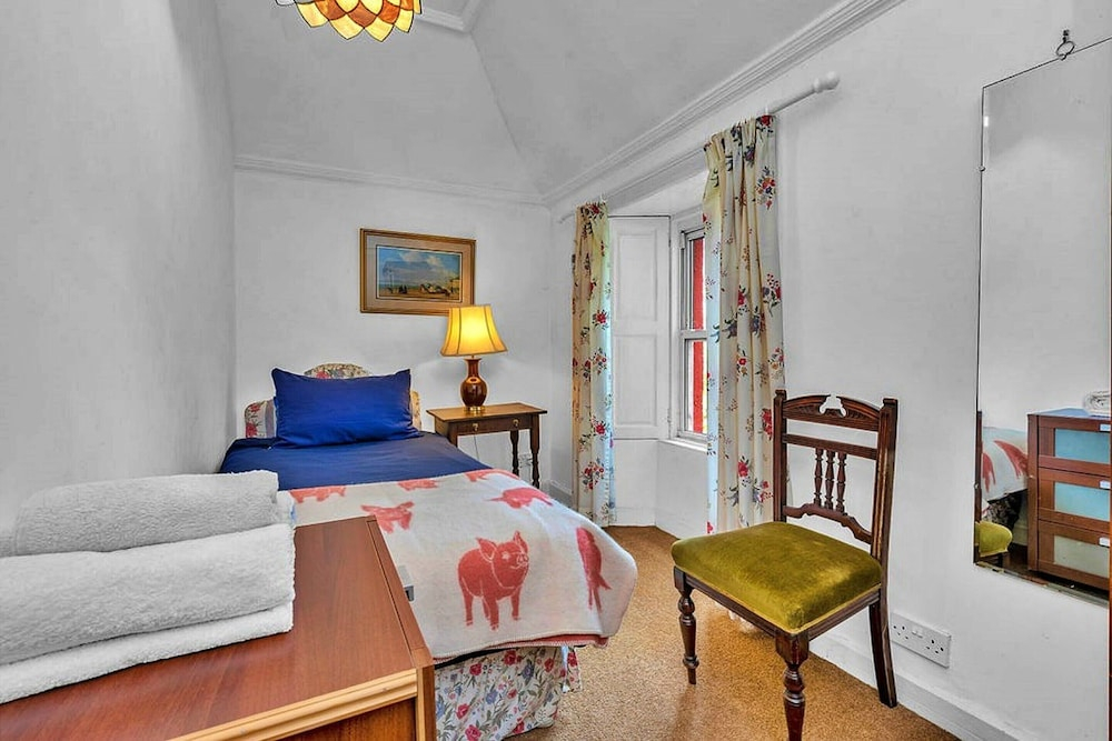 Historical Cottage Near Preston Mill, No Deposit