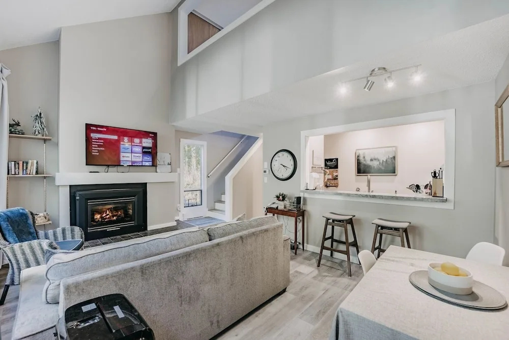 45sw - Fireplace - Dishwasher - Washer/dryer - Sleeps 4 1 Bedroom Condo by RedAwning