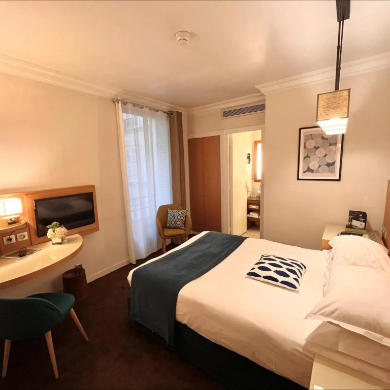 Westside Arc de Triomphe Hotel