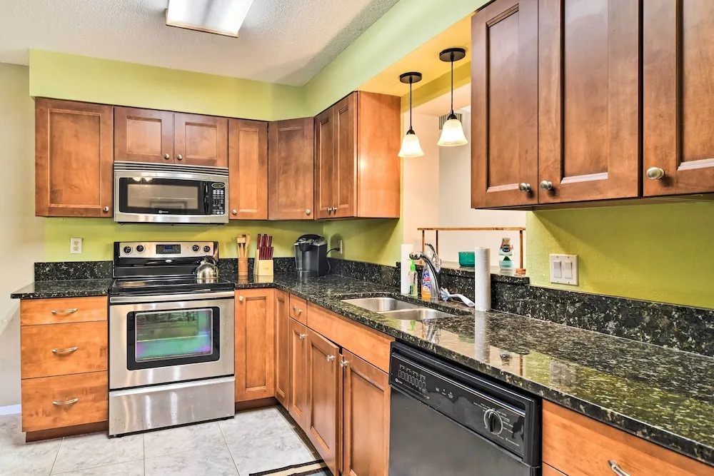 Snowbird Sanctuary w/ Covered Patio in Bradenton