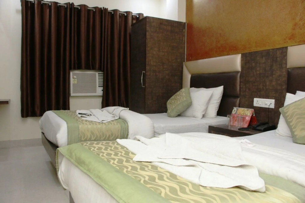 Hotel Red Stone - 3 Mins from Railway Station and 5 Mins from Metro
