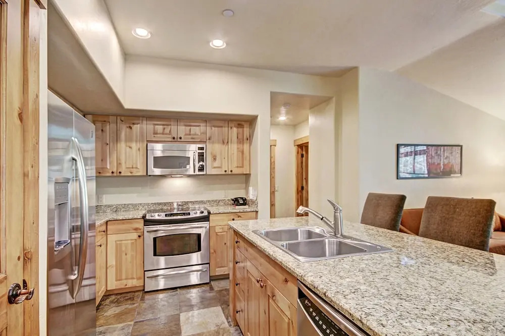 Rocky Mountain Luxury - Large Ski-in Winter Townhome 6ppl 2 Bedroom Townhouse by RedAwning