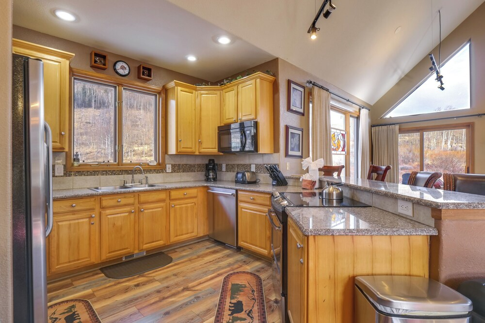 1 Mi to Keystone Lifts: Hot Tub Haven w/ Mtn Views