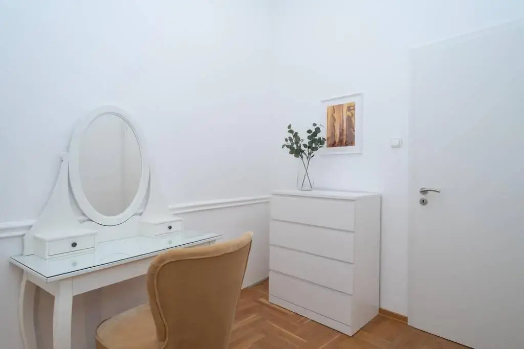 BEST located, 150 m2 5 bedrooms apt.,