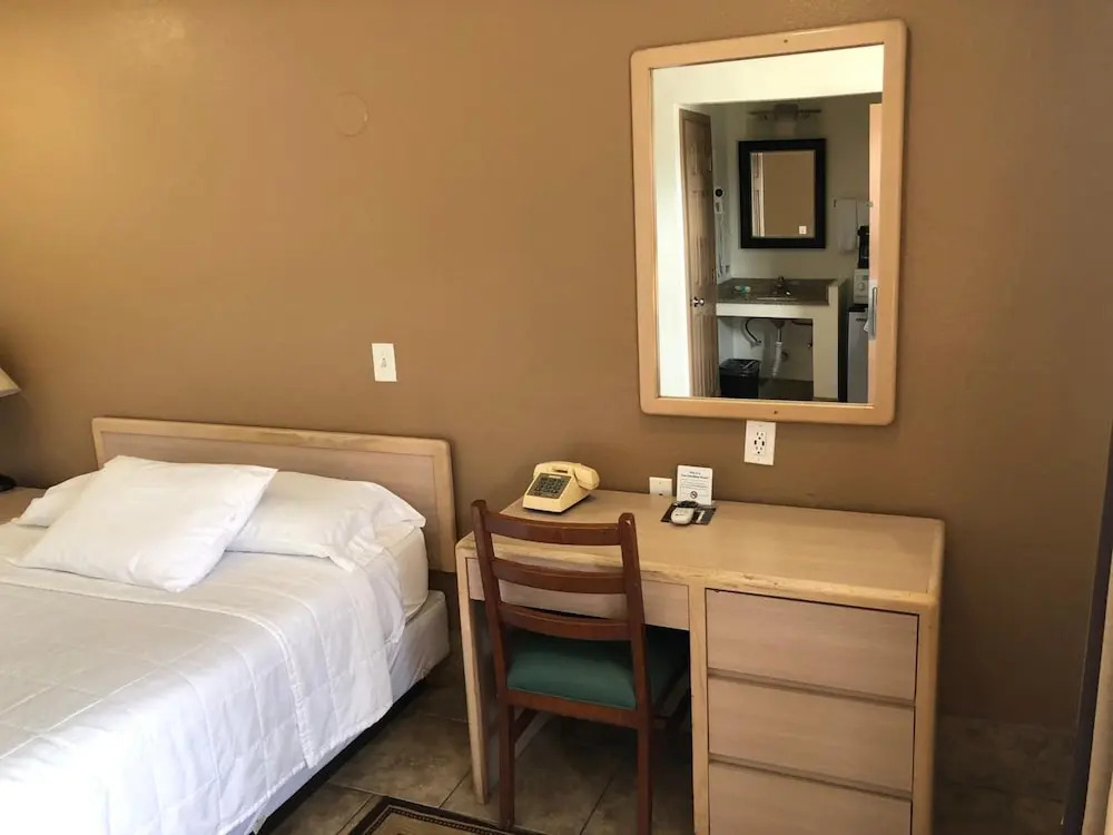 Topper Motel