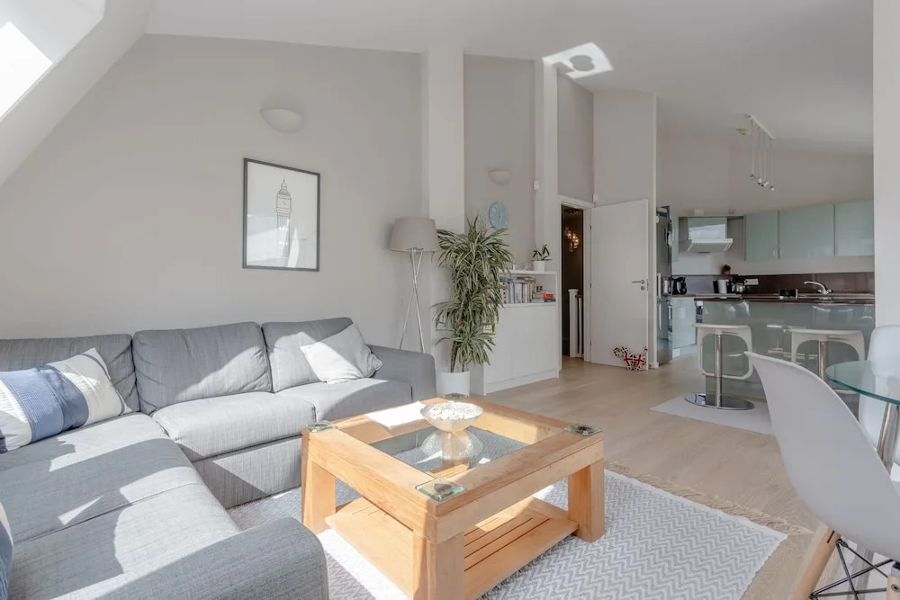 Modern 2 Bedroom Home With a View