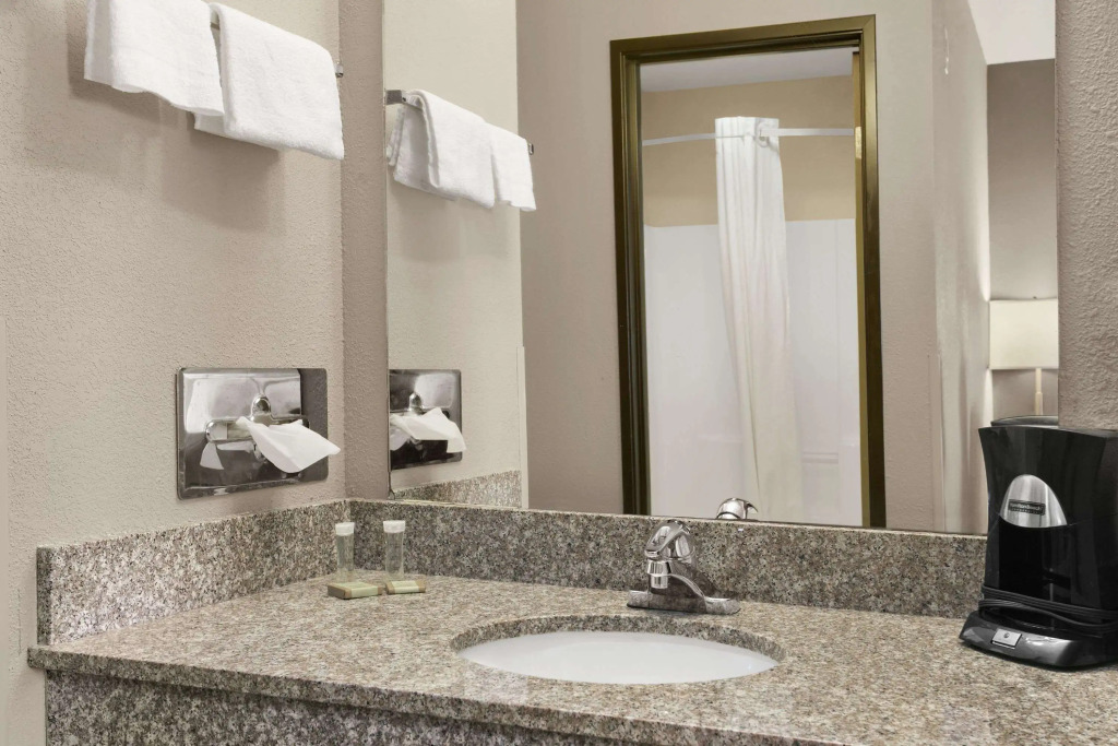 Super 8 by Wyndham Stafford/Springfield Area