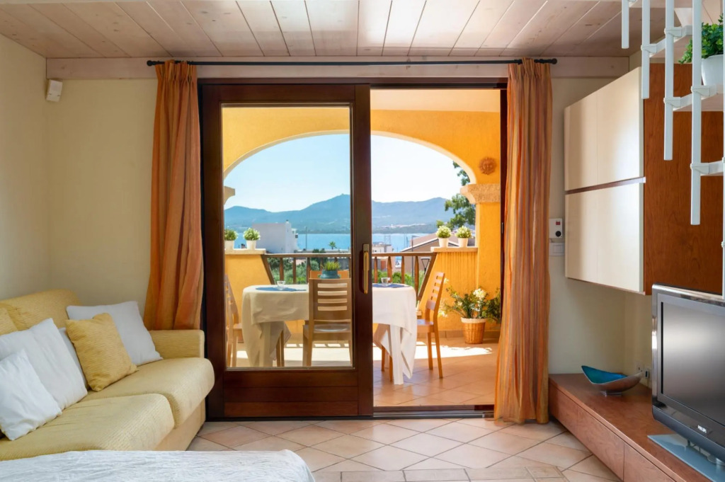 Apartment with a sea view, has 2 bedrooms: one double with en-suite bathroom and one triple with a F-CALA MORESCA