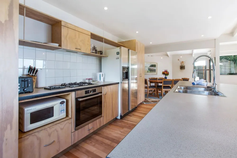 Beachfront Enclosure Bay - Waiheke Unlimited