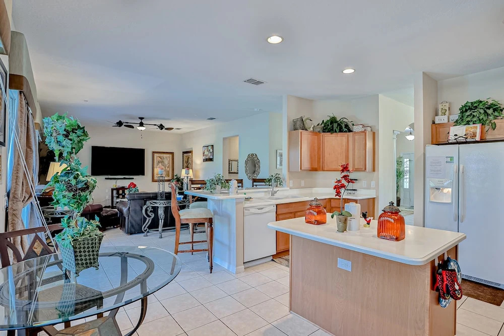Stunning House With Lanai, Pool, Ping-pong, Full Kitchen, & Wifi