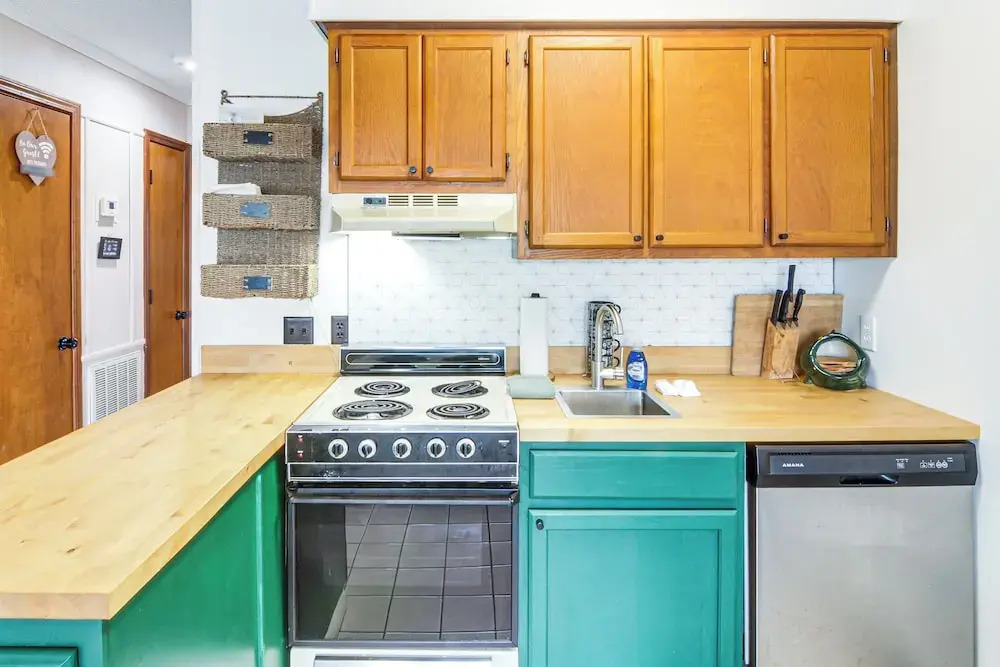 Pool, Spa & Dining: Beach Condo in Hilton Head!
