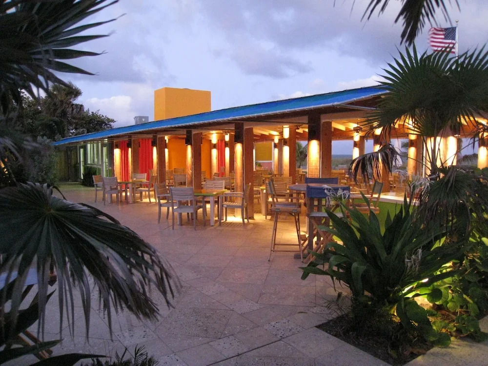 Colony Hotel & Cabaña Club