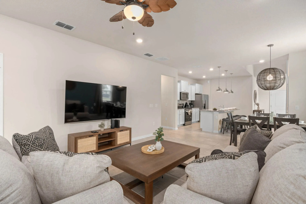 Upstay - 17 Guest Home w Pool  Hot Tub  BBQ  Games, Davenport