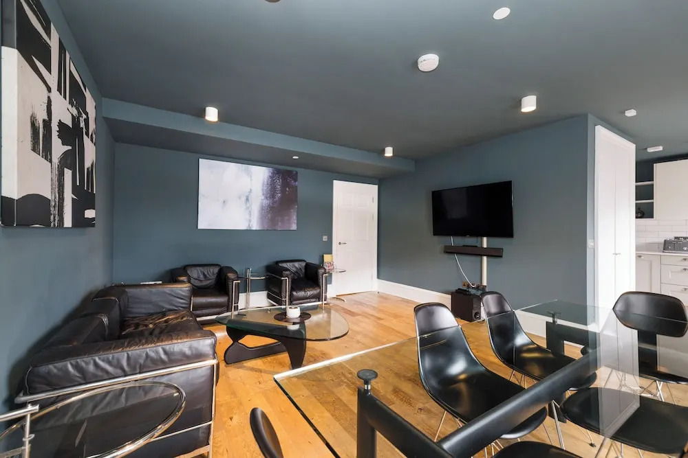 JOIVY Apartments - 5* Central Georgian Apartment (2 Bed)