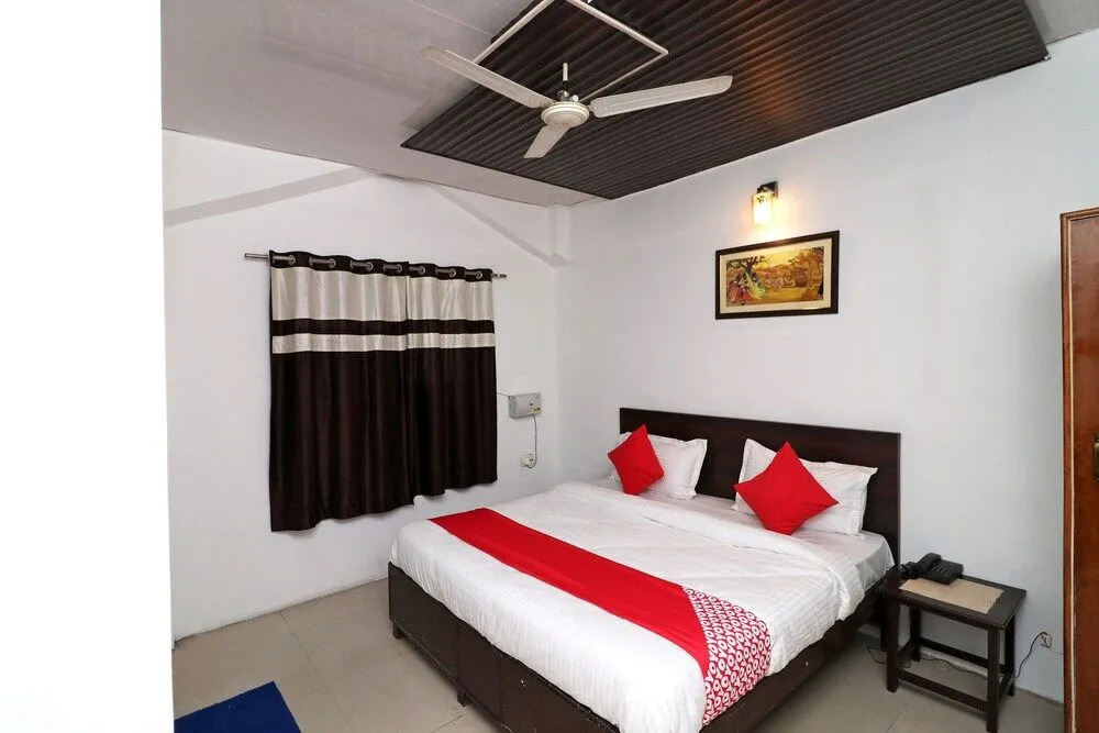 OYO 40425 Hotel Dazzle Inn