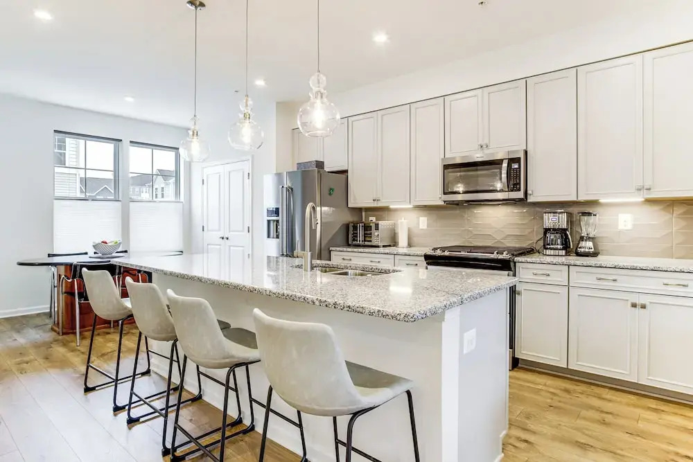 < 1 Mi to Dtwn: Waterfront Townhome in Cambridge!