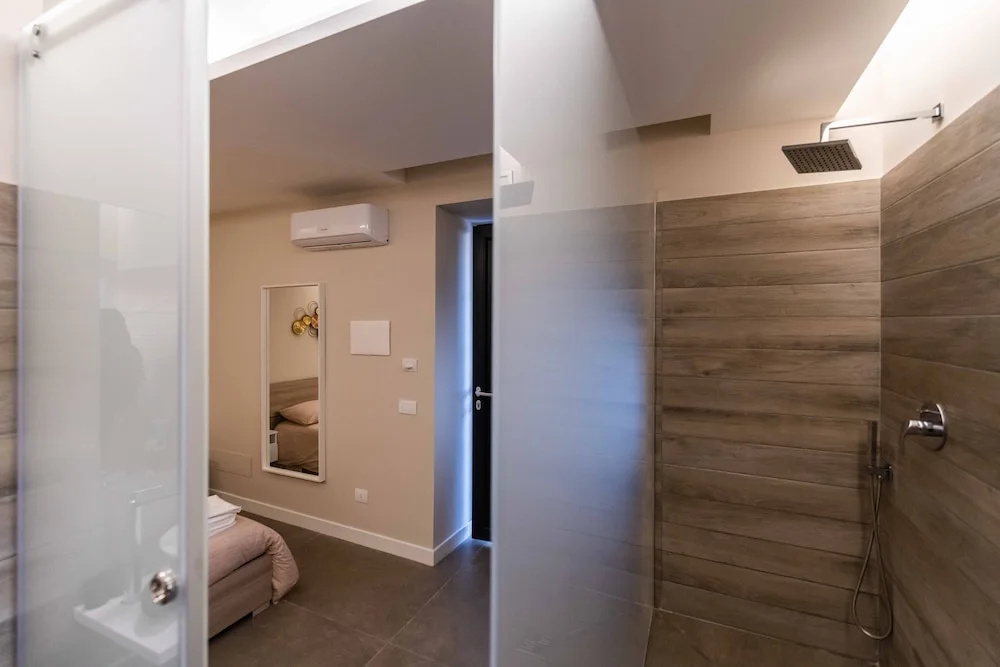 8 Rooms Hotel