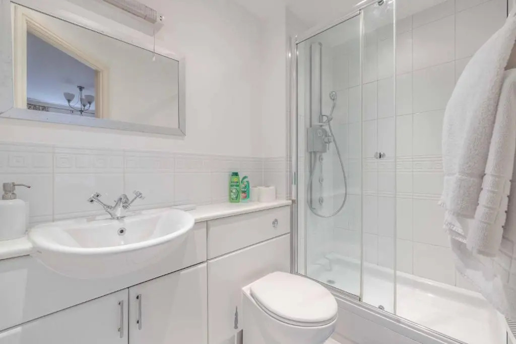 Cosy 2 Bed 2 Bath Central Windsor & Parking
