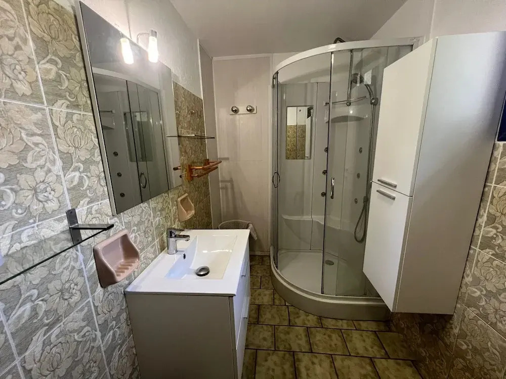 Small Holiday Home With Private Terrace and Shared Garden, Cagnes-sur-mer
