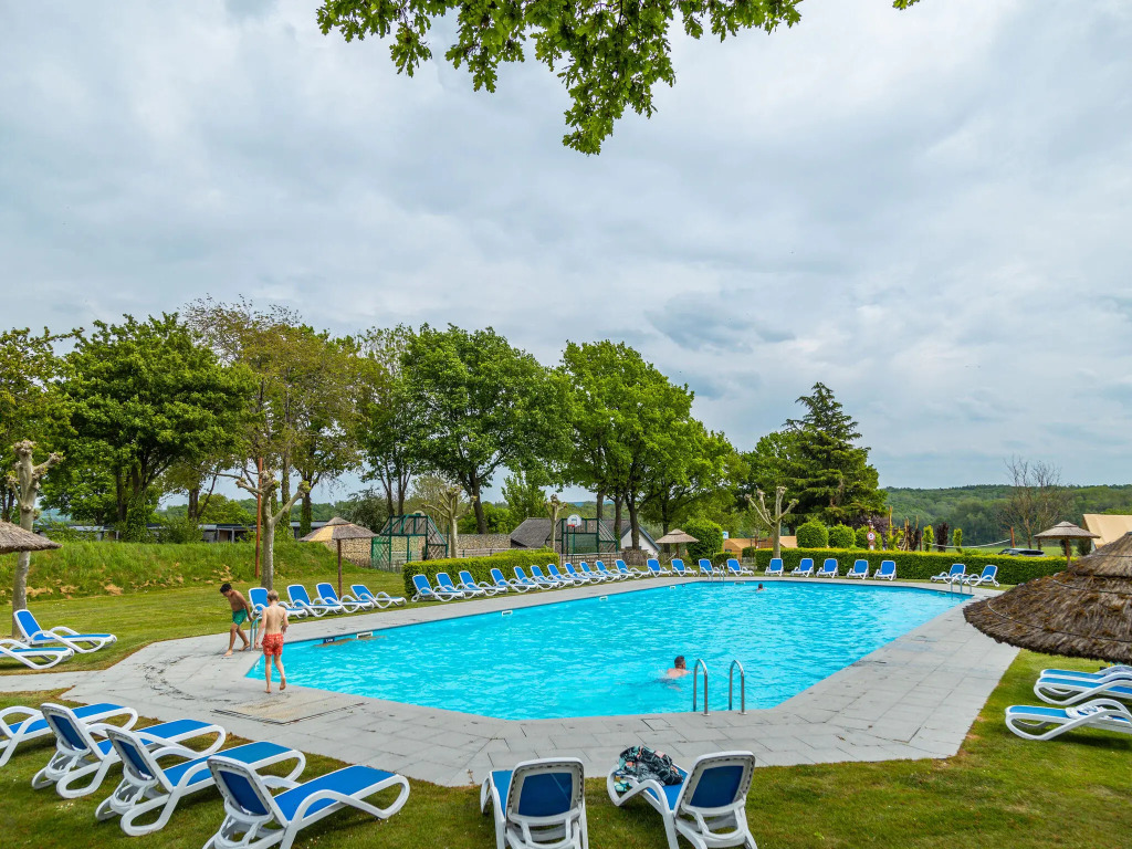Comfortable chalet with cooking island, in a holiday park on the Gulperberg