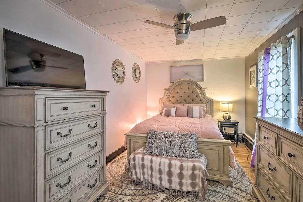 Stylish Suburban Getaway, 10 Miles to Royal Mtn!