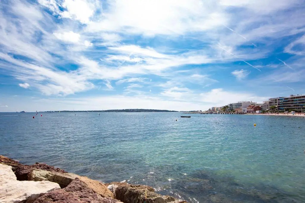Appartement 70 m2 face à la mer, dernier étage, au bord des plages