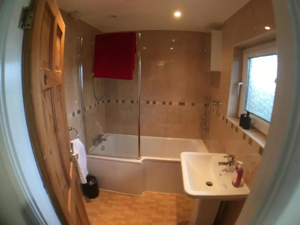5 bedrooms, 2 Reception Rooms, 2 Shower Rooms, Sleeps up to 7, Parking, Free WiFi & Netflix, Large Garden