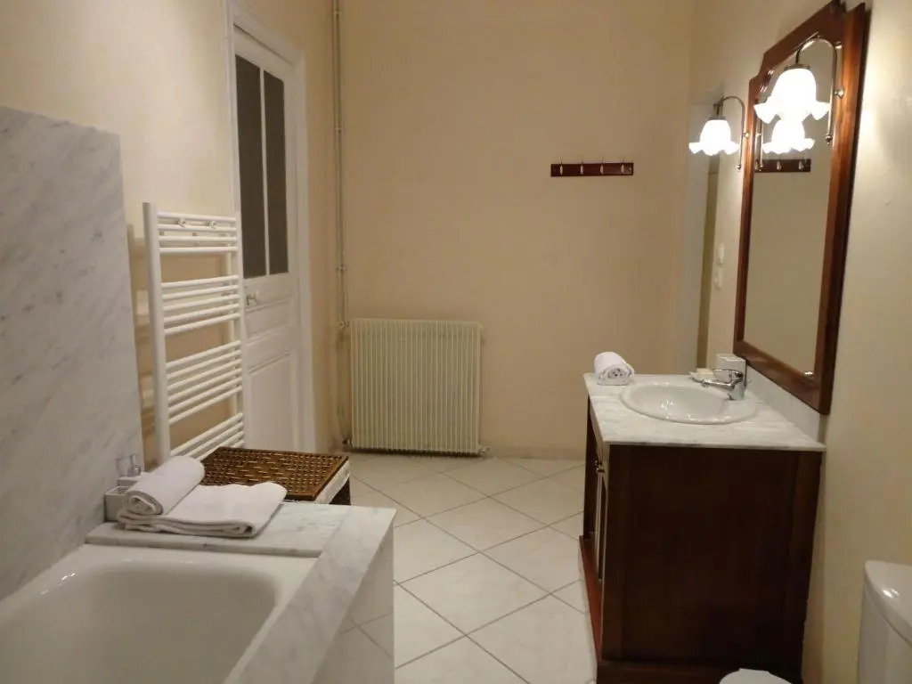 Les Bellevue Cité "4 Apartments, 1 with Garden & Private Parking, Aircon, WiFi, Free Public Car Park, 1 km from Cité"
