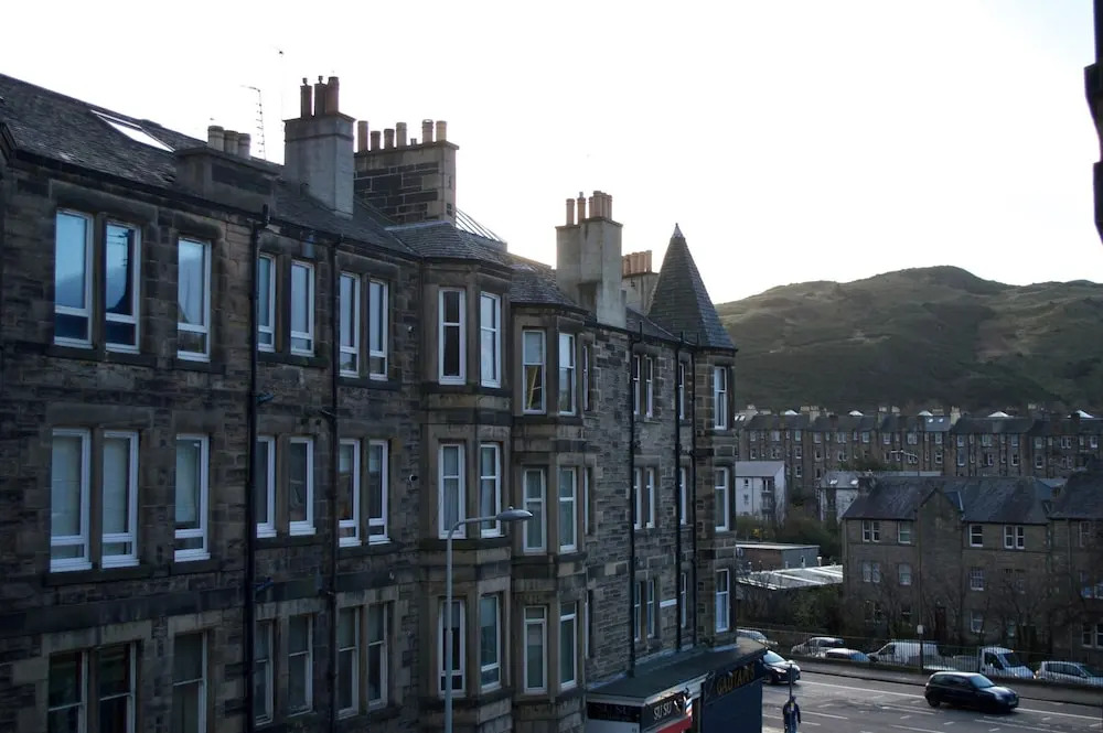 Spacious 2 Bedroom Apartment in Meadowbank