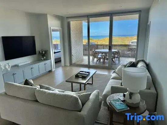 Sea Dunes Luxury Apartment - 10 steps to the beach