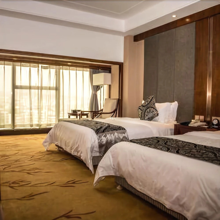 Yuebanwan Hotel (Fat Donglai at Xuchang Railway Station)