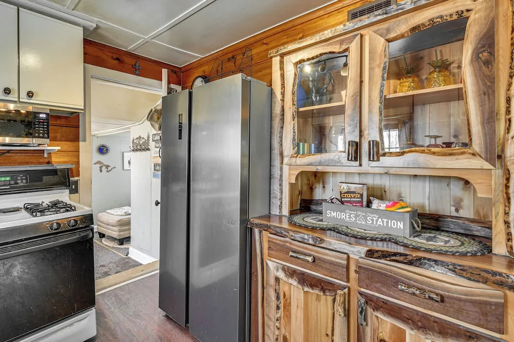 Family-friendly Cabin: Walk to Lake Access!