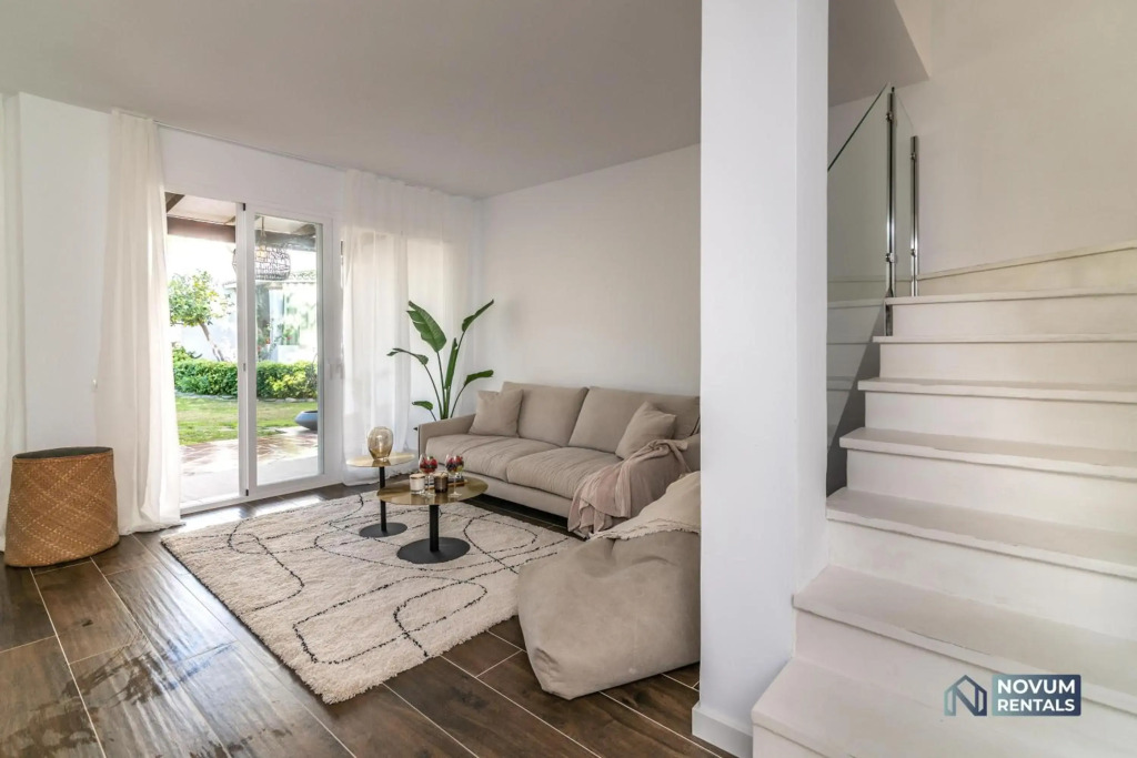 TOP RENOVATED 3-BDRM TOWNHOUSES with POOL, BBQ & ROOFTOP TERRACES