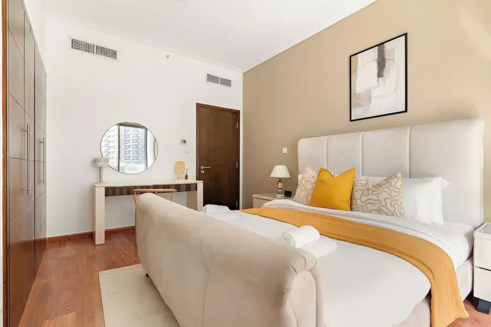 Vogue Vacation Homes, Business Bay Damac Maison Prive near Burj Khalifa and Dubai Mall, Studio Apartment with Canal and City View, Access to all Amenities