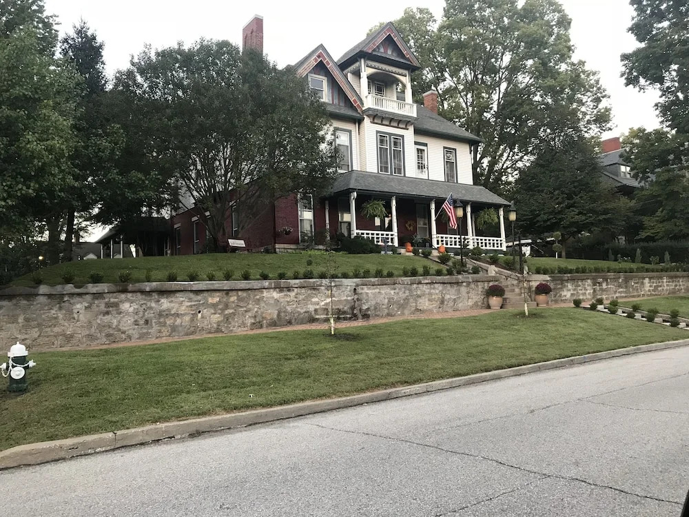 Evans Holly Grove Inn B&B
