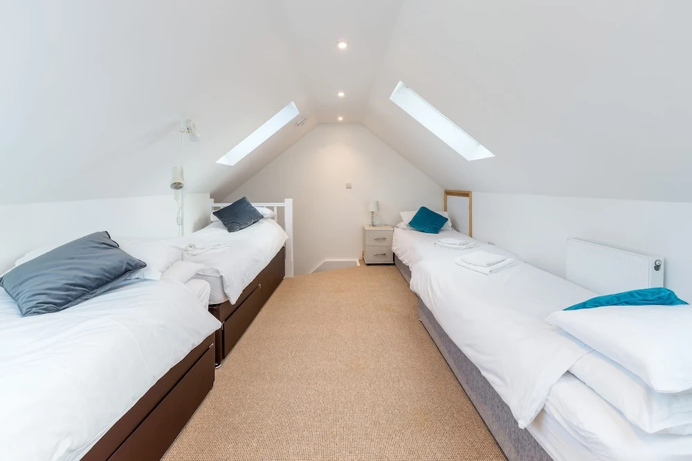 Totnes modern house sleeps 8 , 5 mins to town