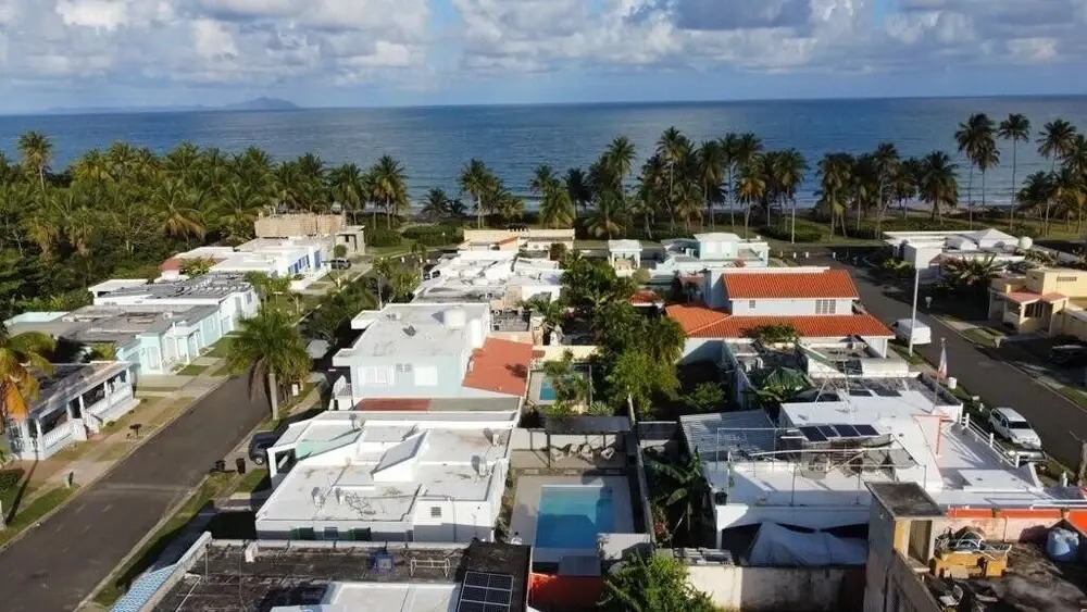 Walk to Beach or Swim in the Pool, 4 Bedrooms 4 Home by Redawning