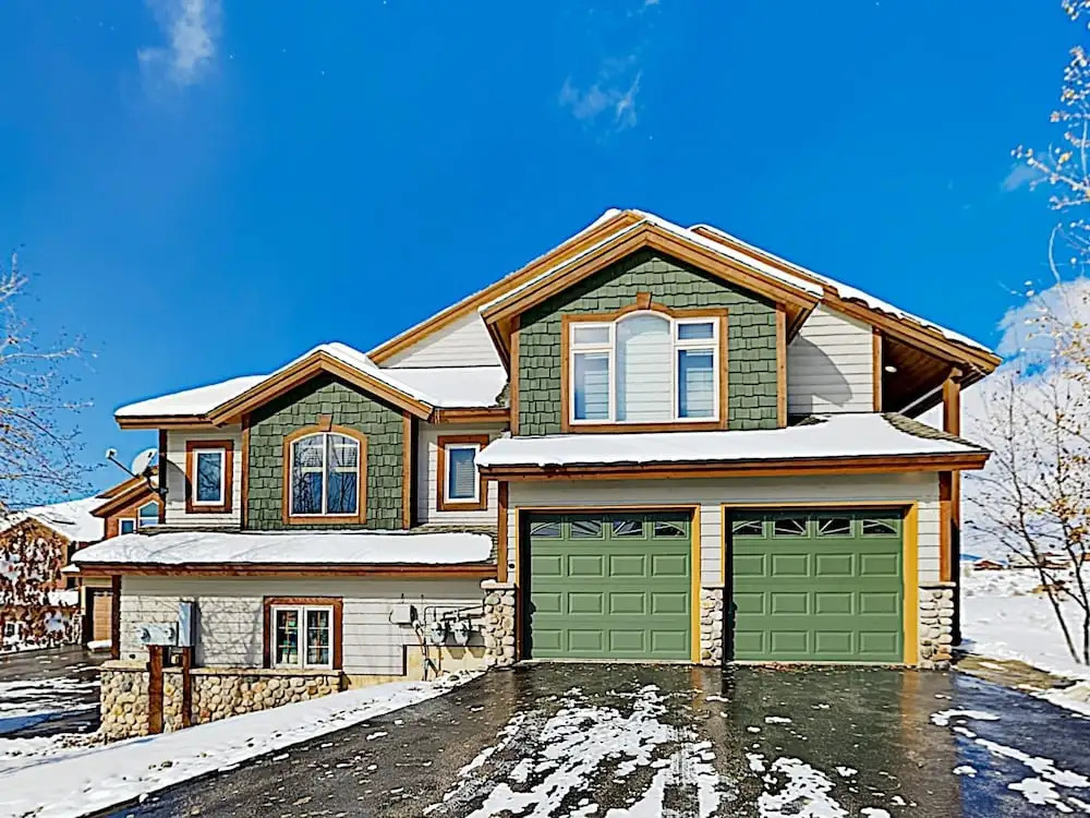 Choice Mountain-view New-build W/ Private Garage 3 Bedroom Home