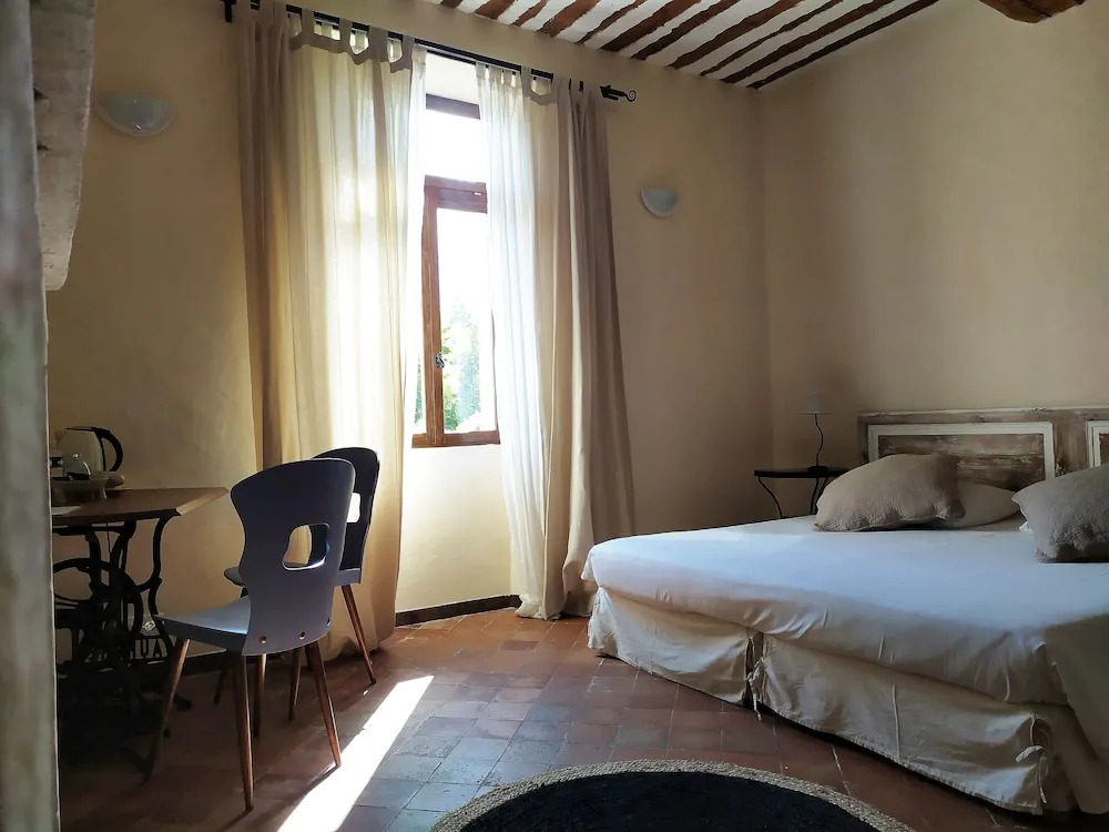 Chambre dhôtes face au lavoir