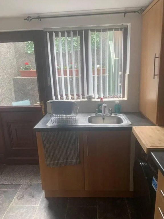 House - Sleeps 4 with Cozy Fireplace