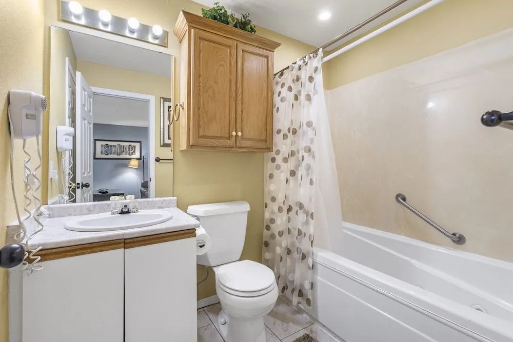 Sunroom Serenity - Community Pool