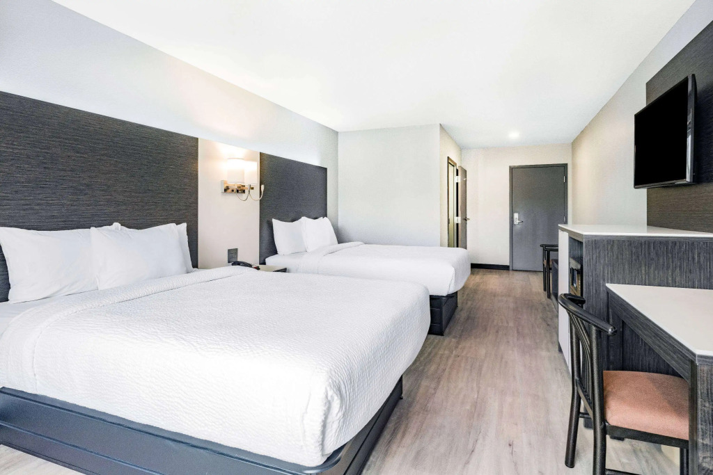 Days Inn & Suites by Wyndham Niagara Falls/Buffalo