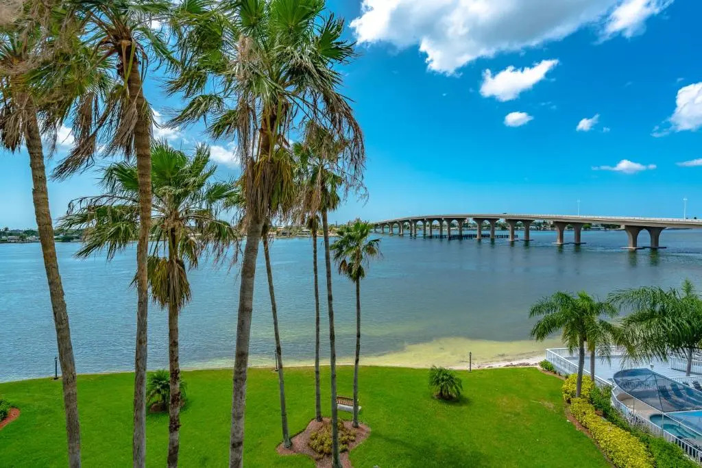 Bahia Vista 9-521 by Distinctive Beach Rentals