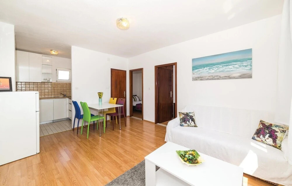 Amazing Home in Okrug Gornji With Wifi and 4 Bedrooms