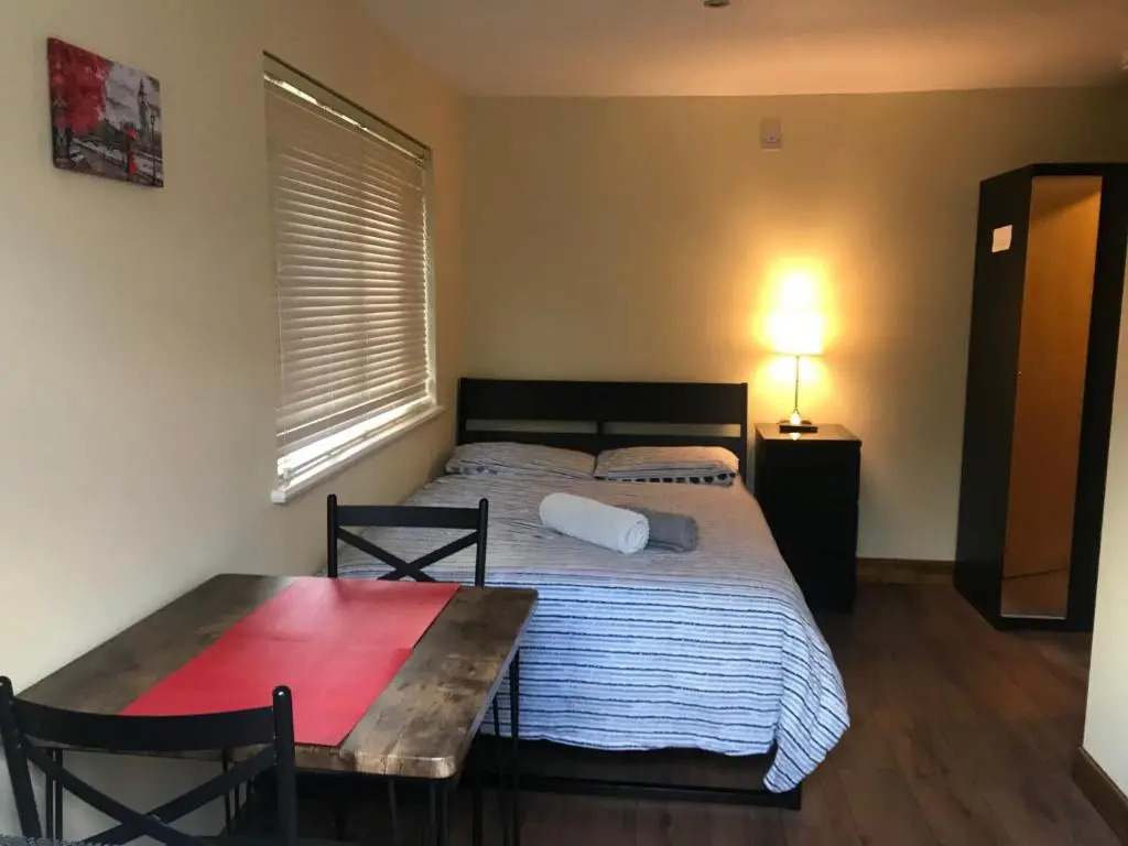 Studio-1-Staines/Heathrow/London-own entrance