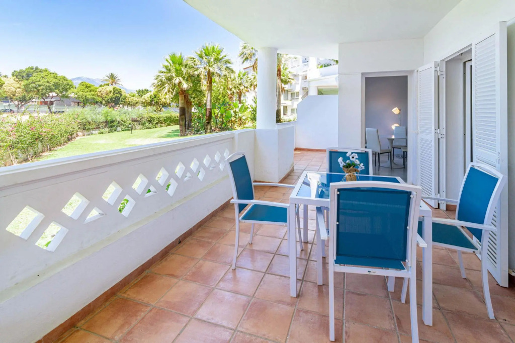 PR20 - Beach front flat Puerto Banus