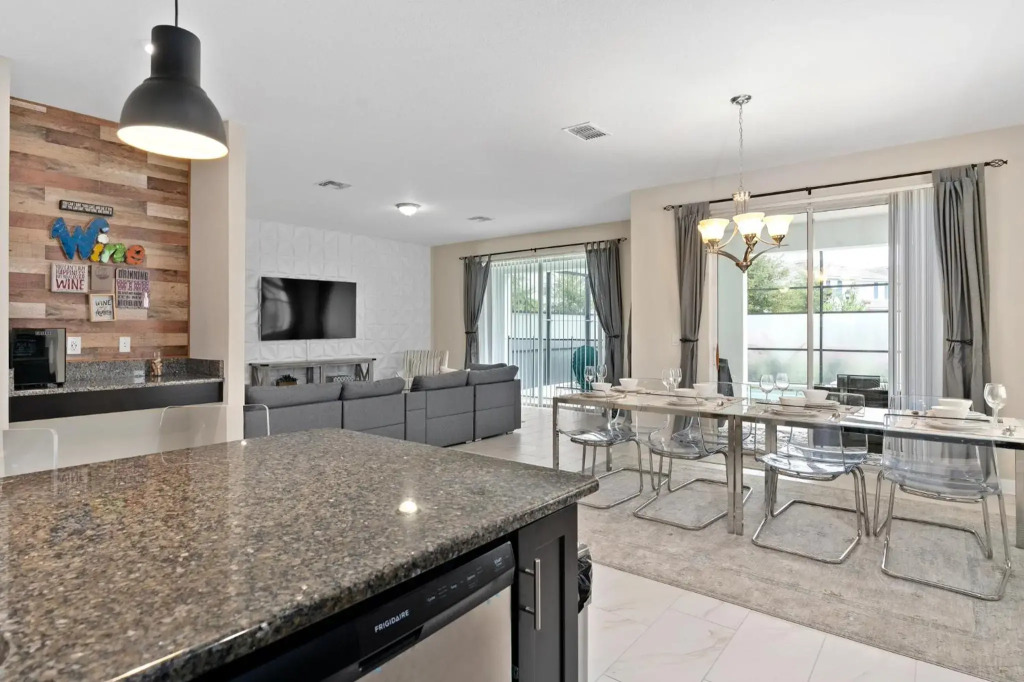 Storey Lake -6 Bedrooms Luxury home w-pool & spa