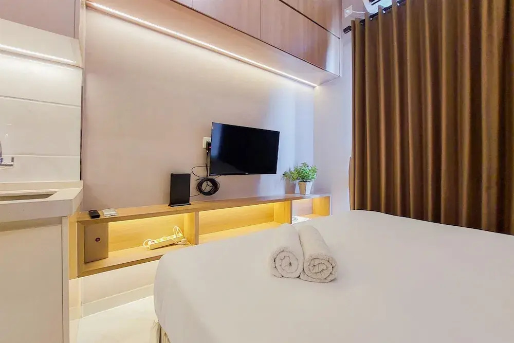 Elegant and Comfy Studio at Sky House BSD Apartment By Travelio