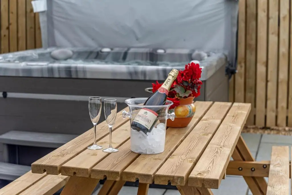 The Annexe, Luxury Property with Hot Tub at Pitilie Pods